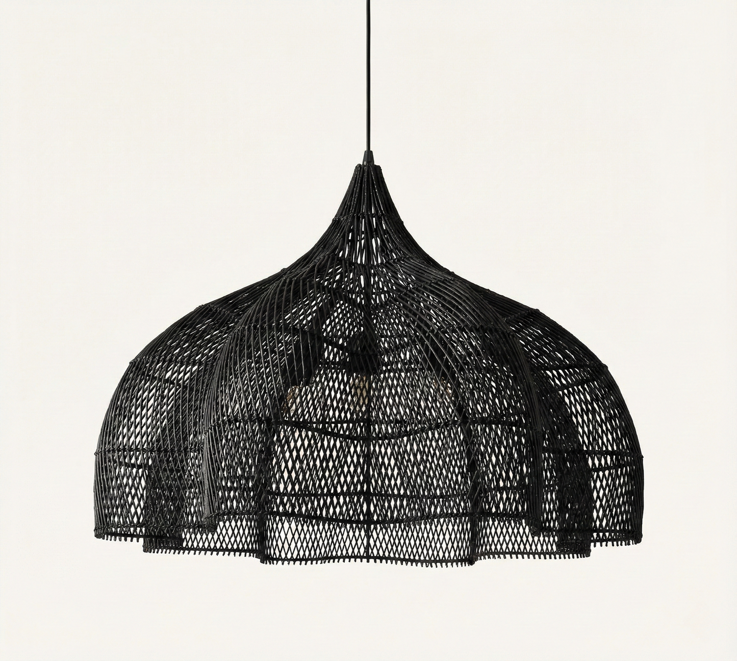 Lampe en rotin suspendue fait à la main.