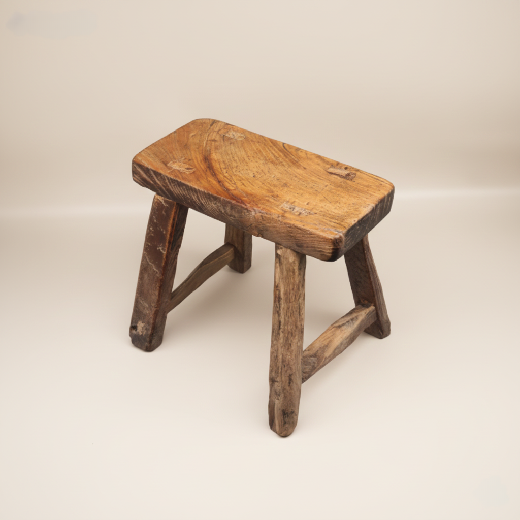 Tabouret en bois massif ancien.