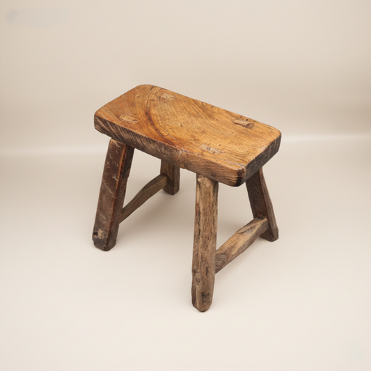 Tabouret en bois massif ancien.