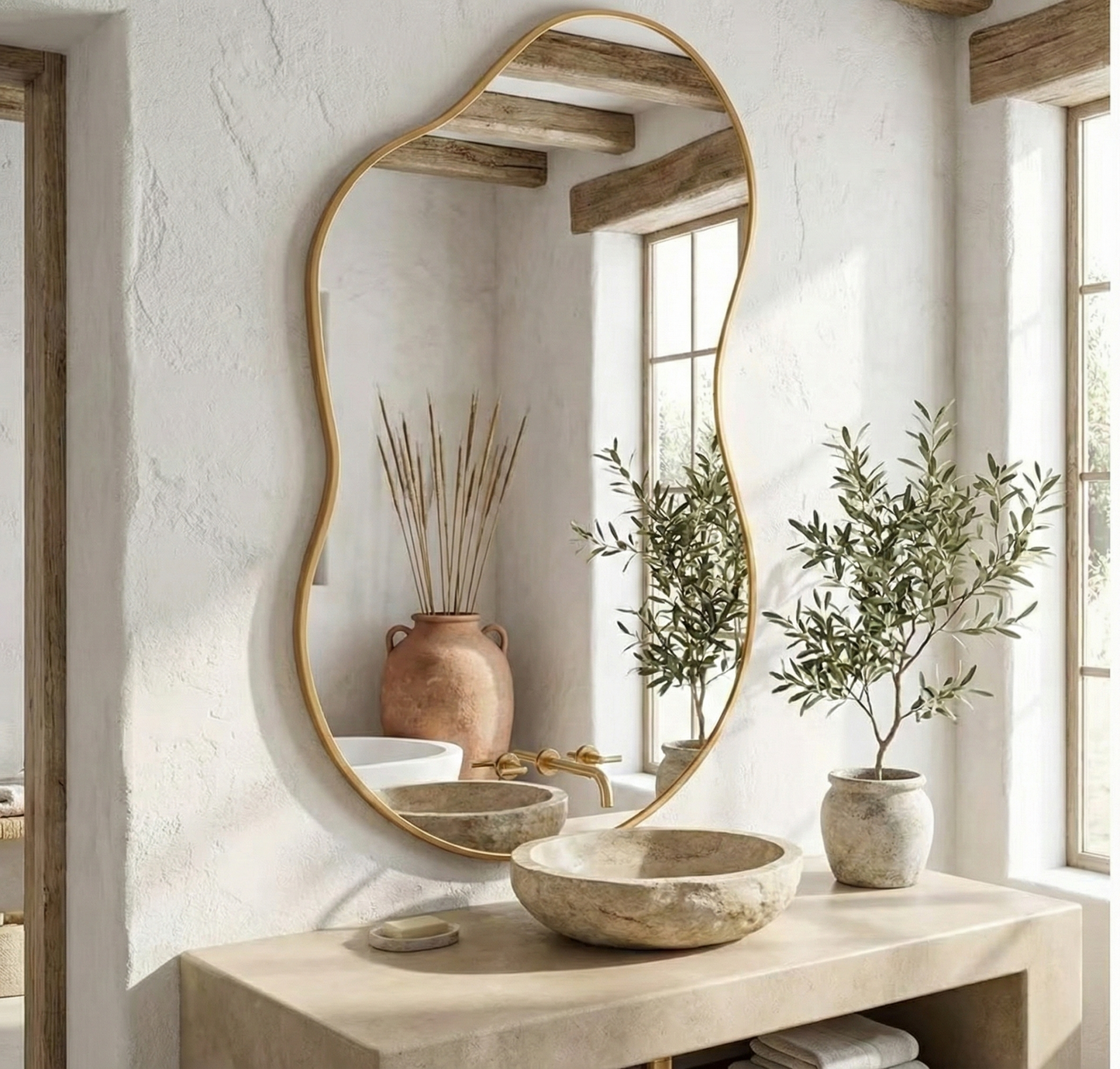 Miroir organique doré 66x116cm installé verticalement dans une salle de bain moderne.
